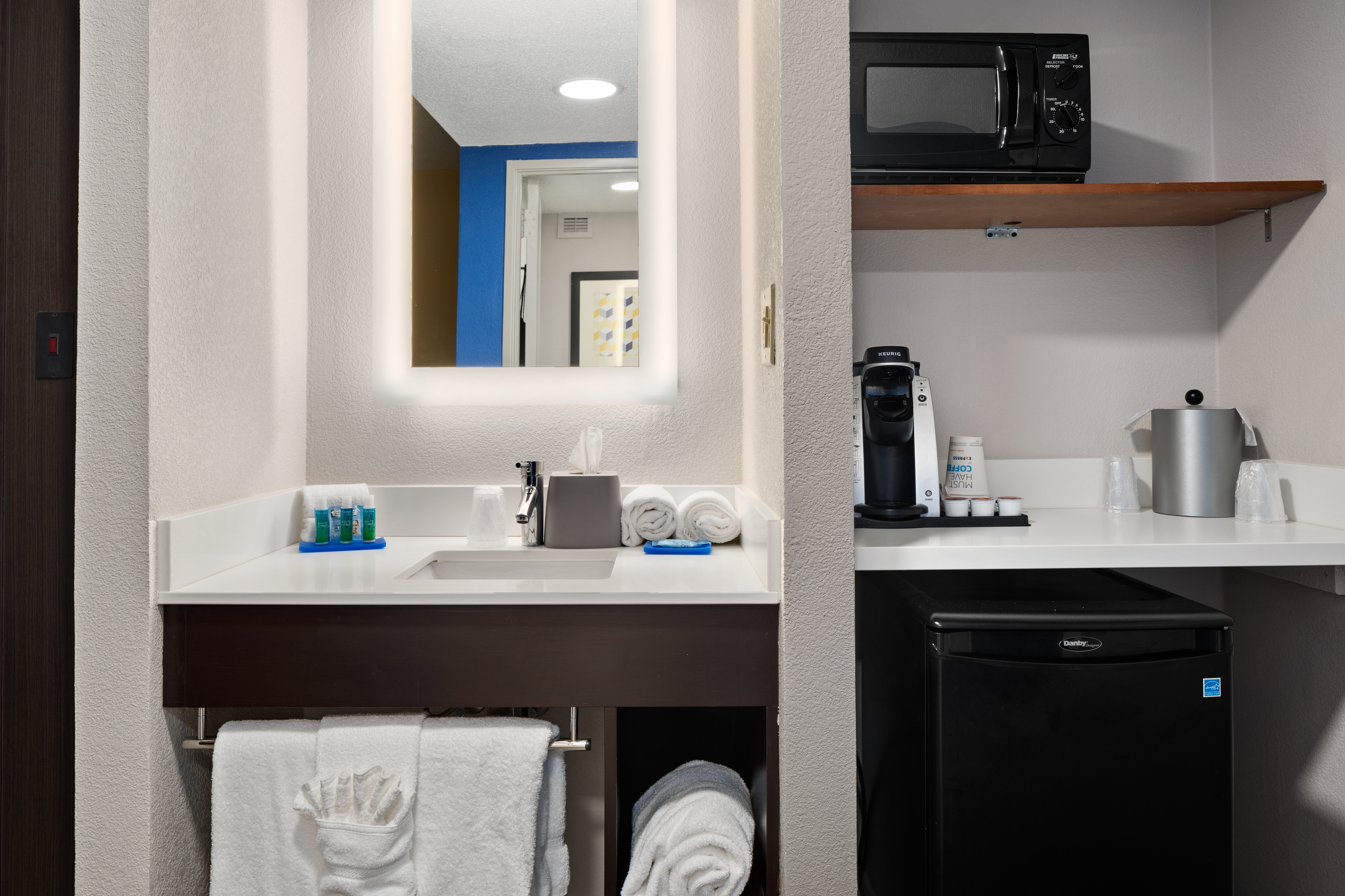 Holiday Inn Express Atlanta-Kennesaw 77/77