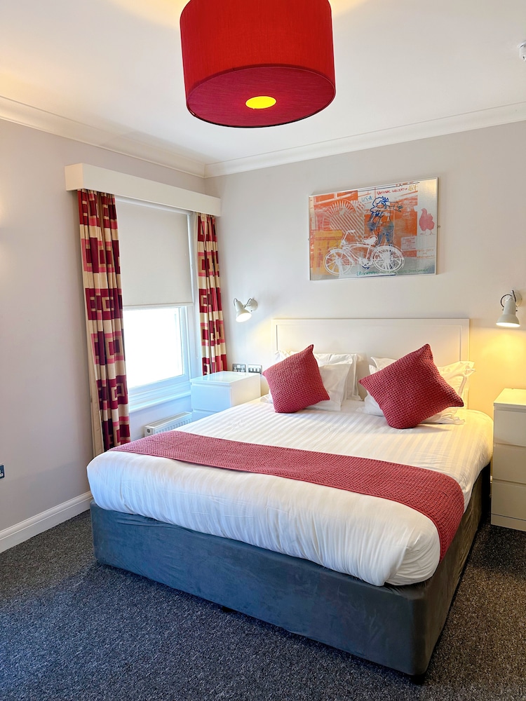 Legends Hotel Brighton 24/67