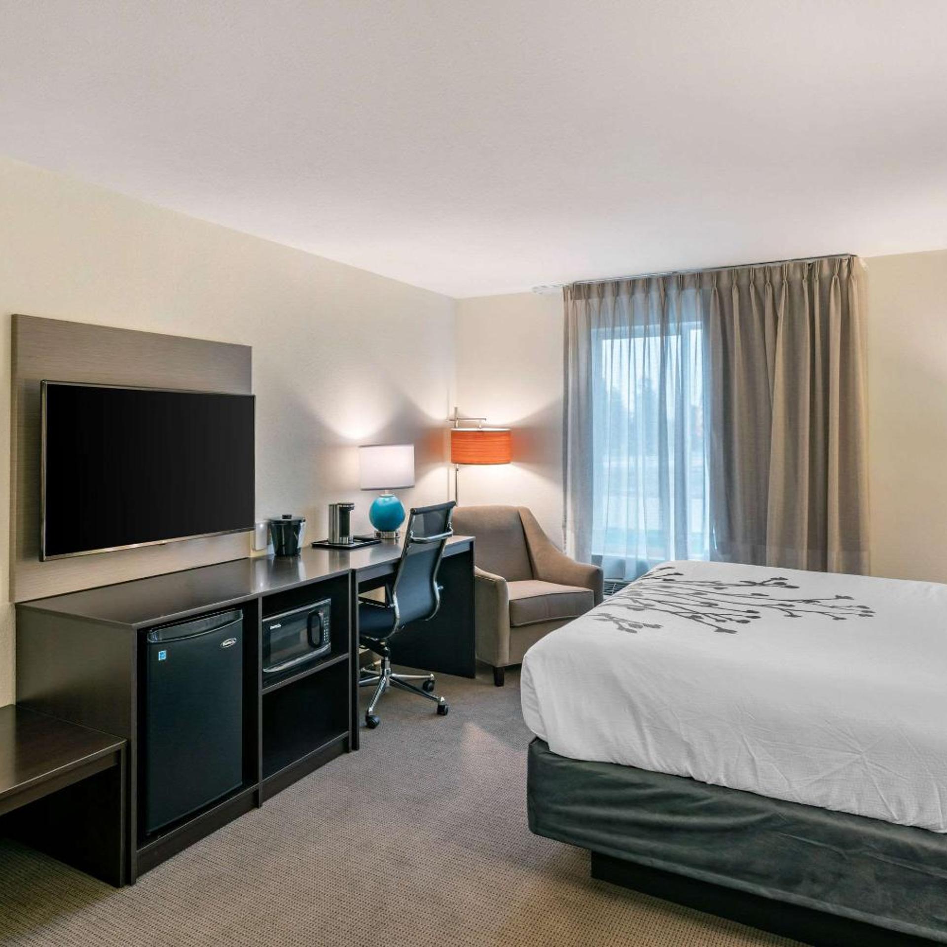 غرفة بسرير كينج مع أريكة، Sleep Inn Spokane Airport 2/7