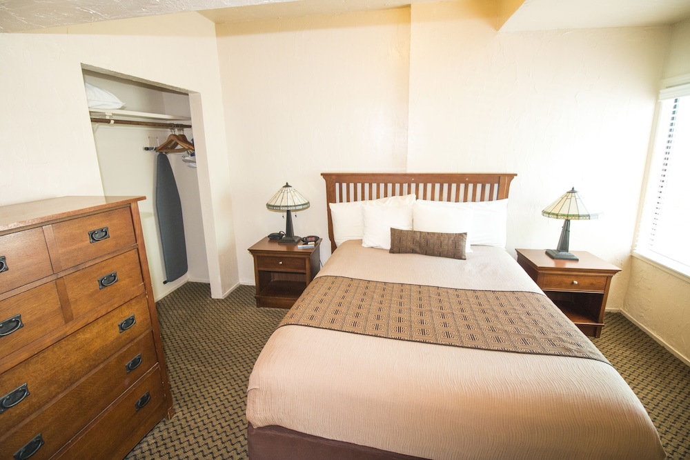 Capitola Venetian Hotel 12/60