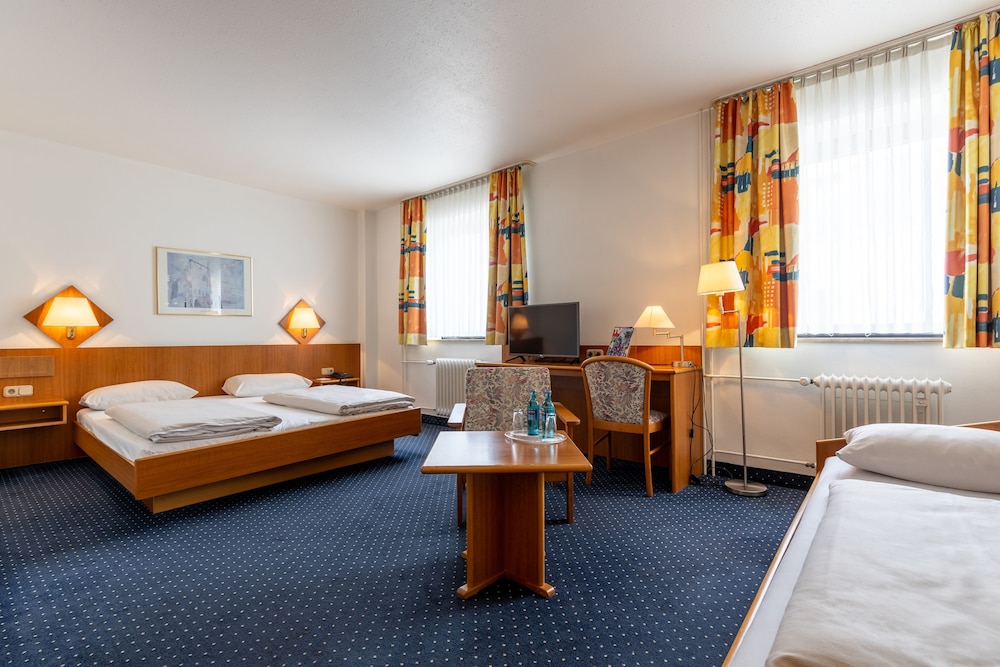 ROOM, QUADRUPLE