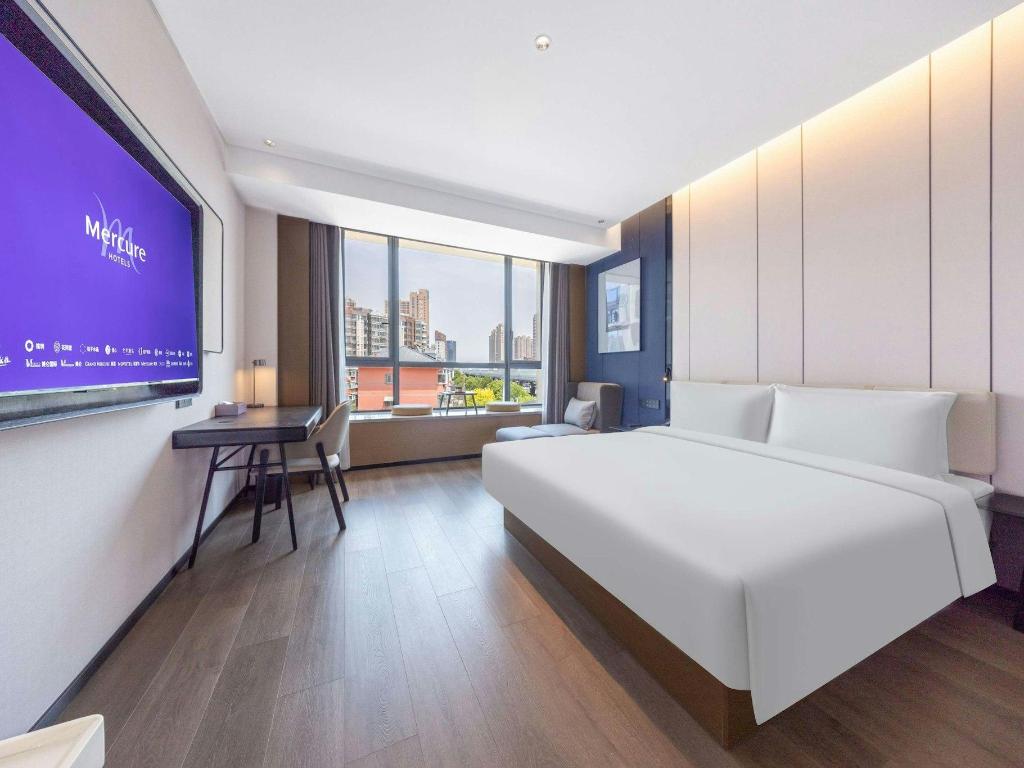 DELUXE, KING BED