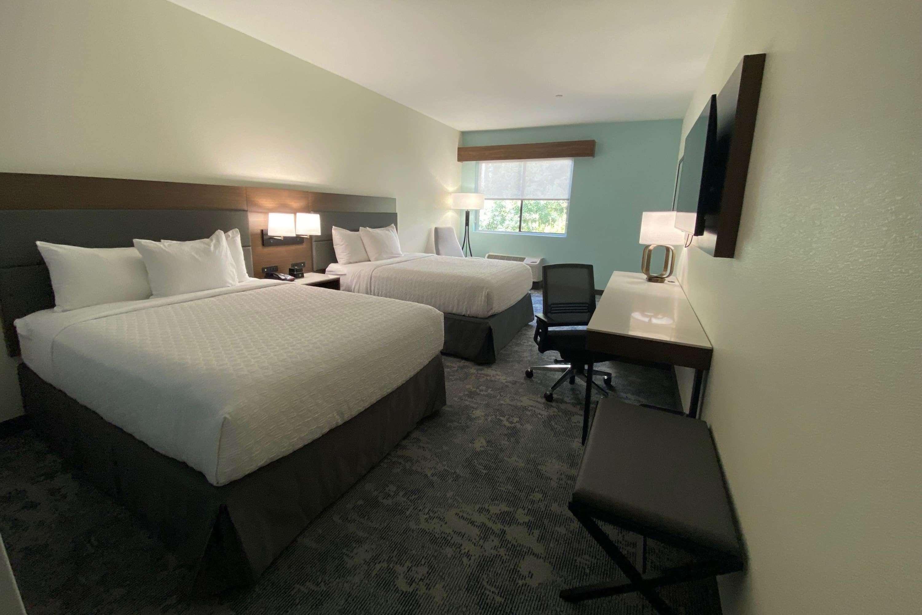 غرفة بسريرين كوين بإطلالة على الفناء، La Quinta Inn & Suites by Wyndham Santa Cruz 3/6