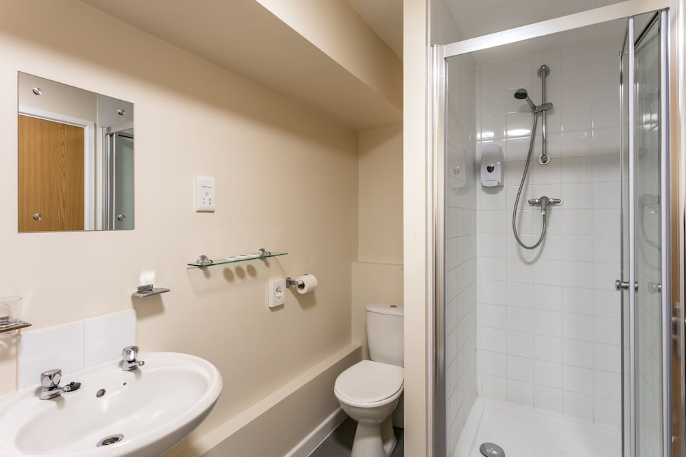 Roydon Marina Village Hotel 47/49