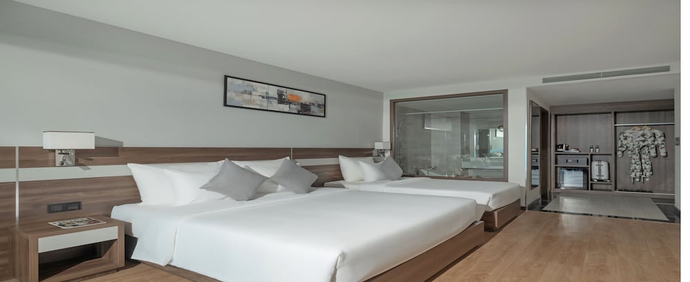 غرفة بريميير ثلاثية بسرير كوين وسرير فردي بإطلالة على البحر بشرفة، Panama Nha Trang Hotel 2/10