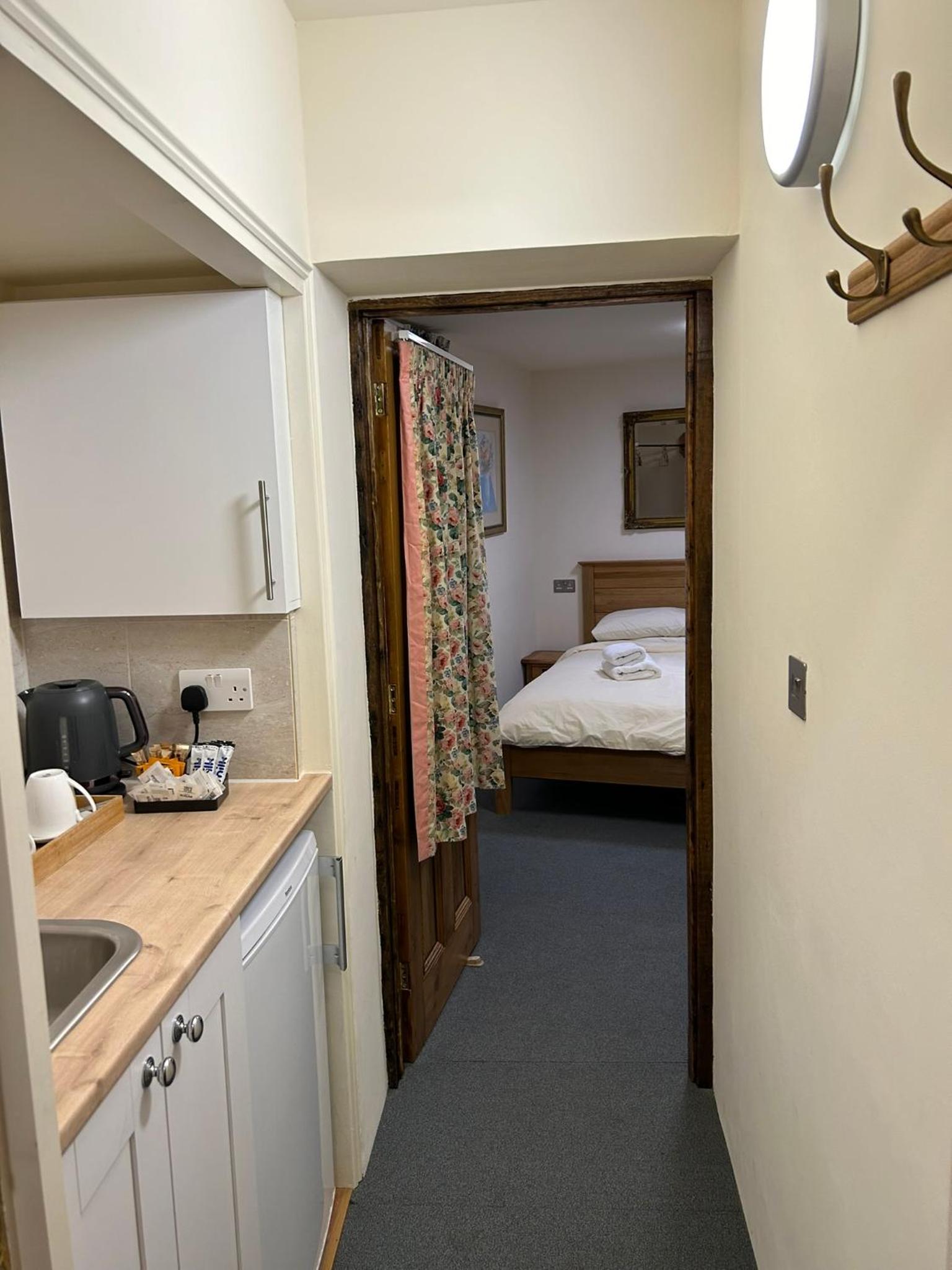 Oakwood Bed and Breakfast Heathrow 25/25