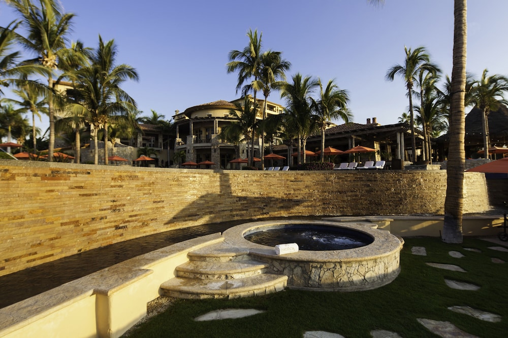 Hacienda Beach Club And Residences 41/50