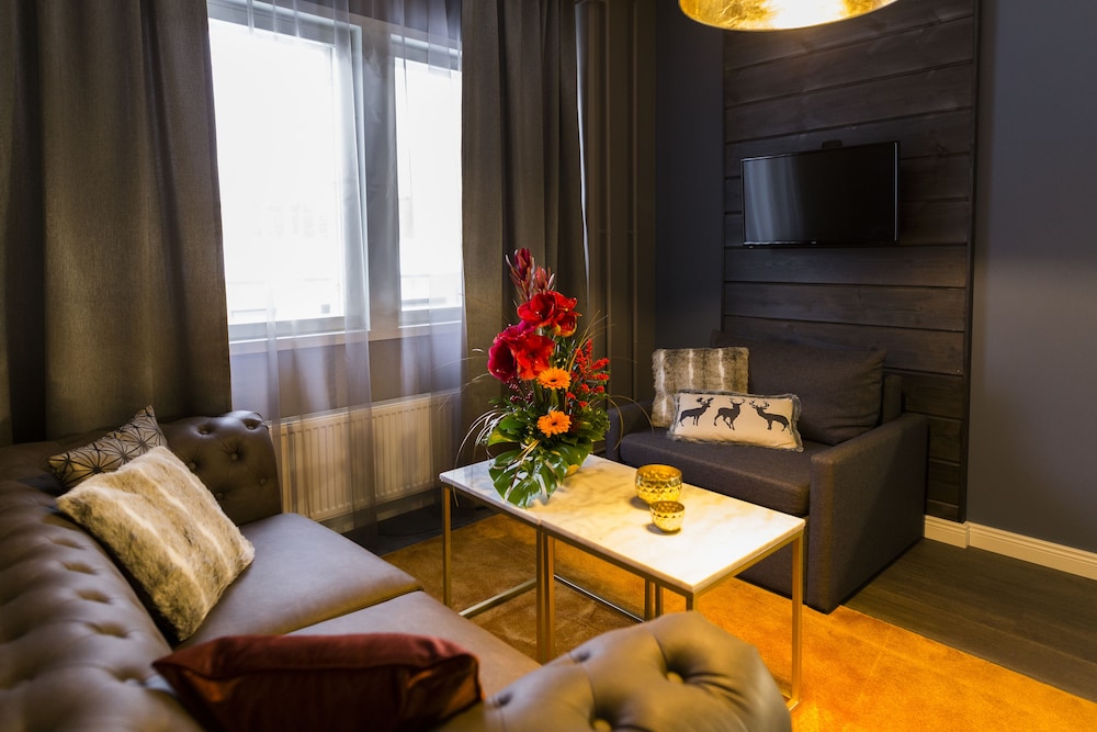 Golden Circle Suites 32/49