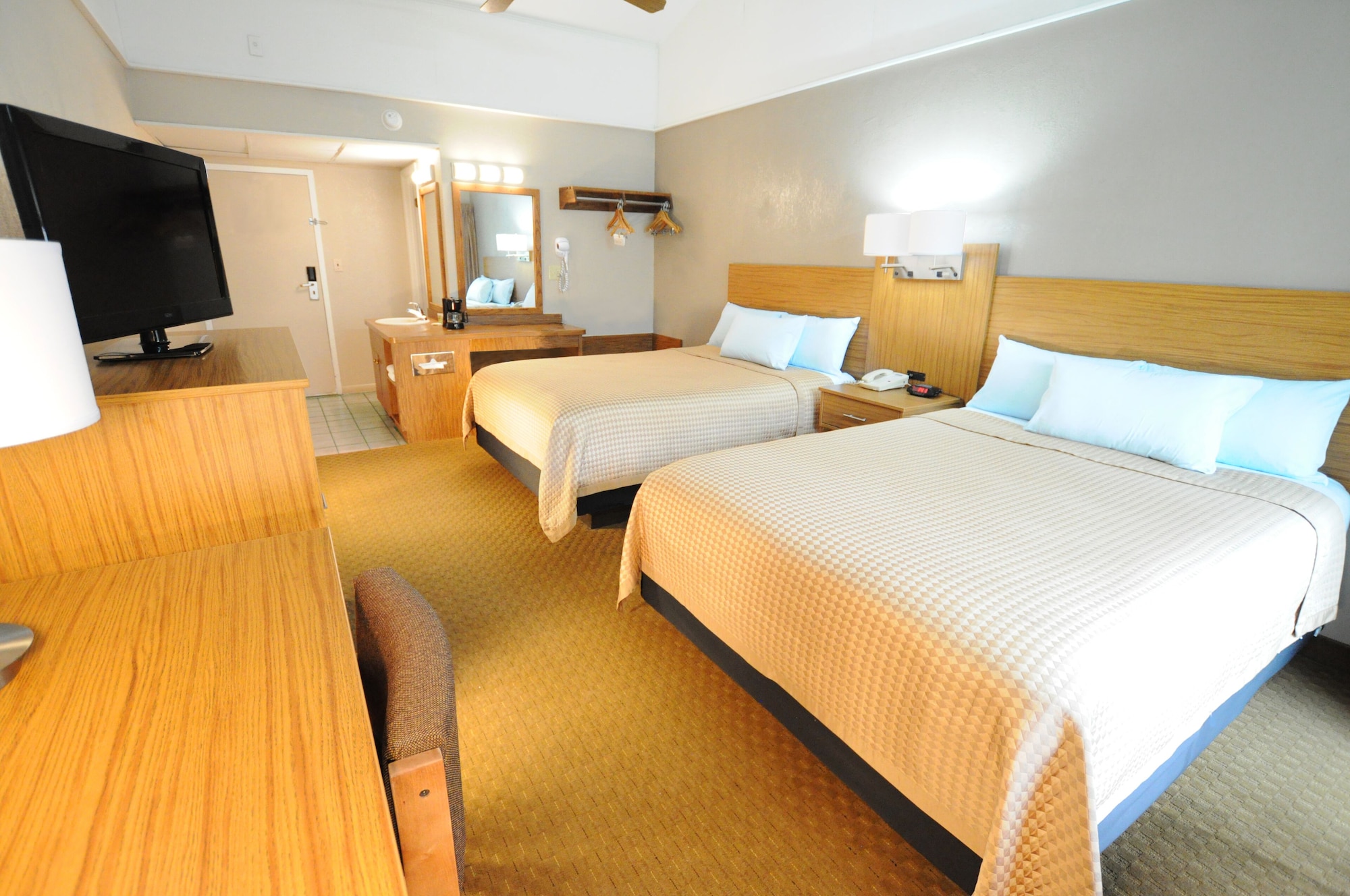 ROOM, 2 QUEEN BEDS, CREEK SIDE