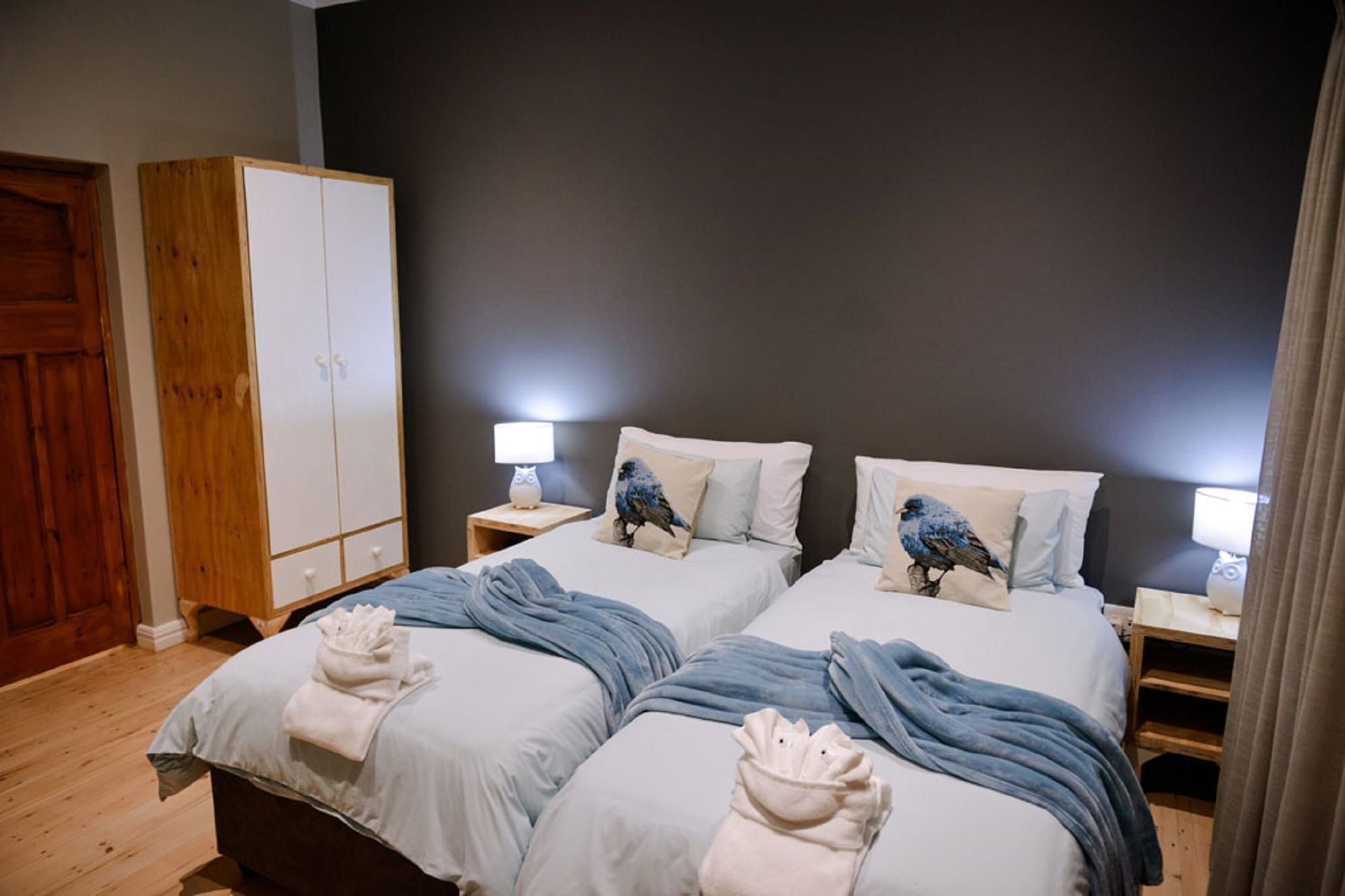 ROOM, DOUBLE BED