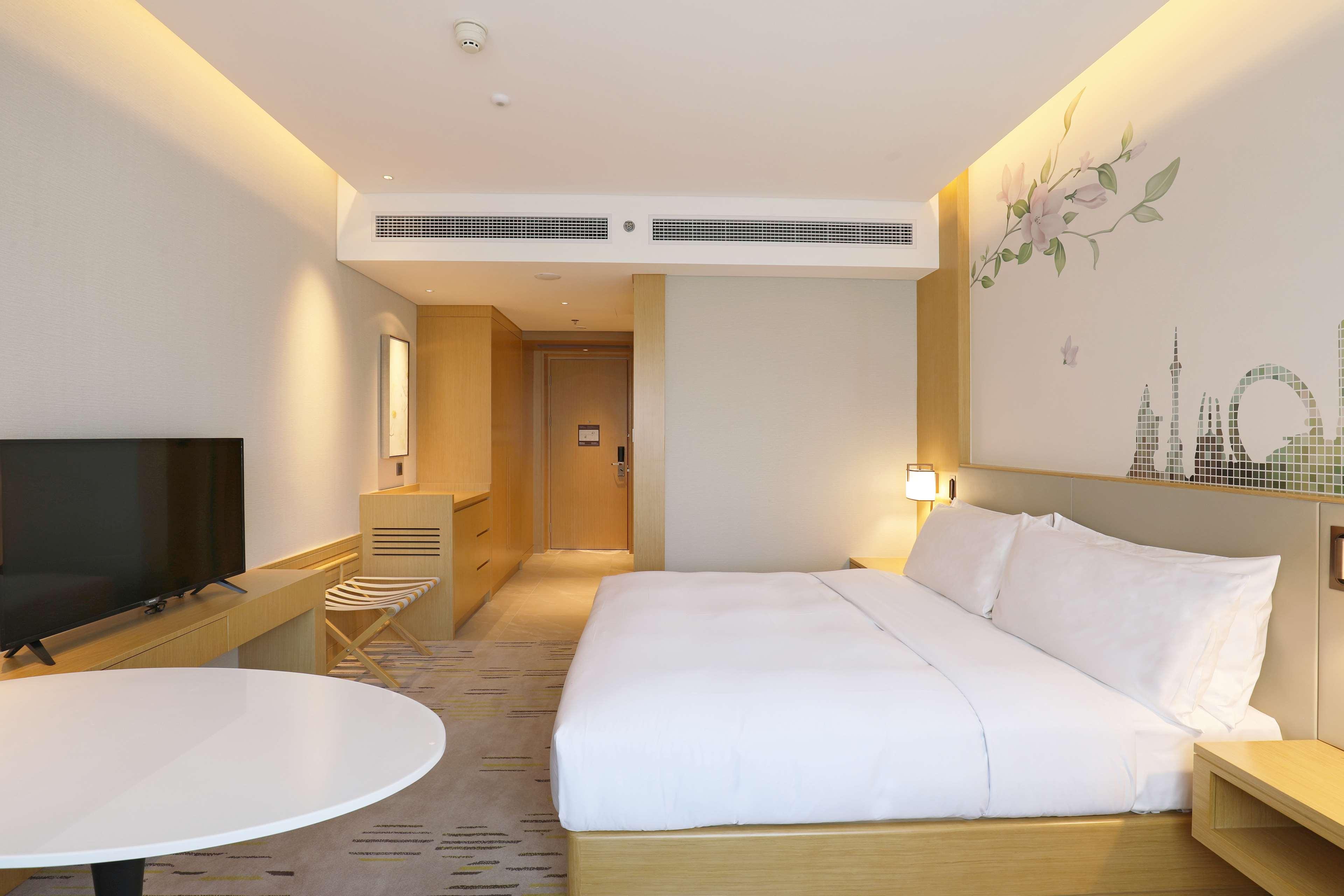 GUEST ROOM, KING BED