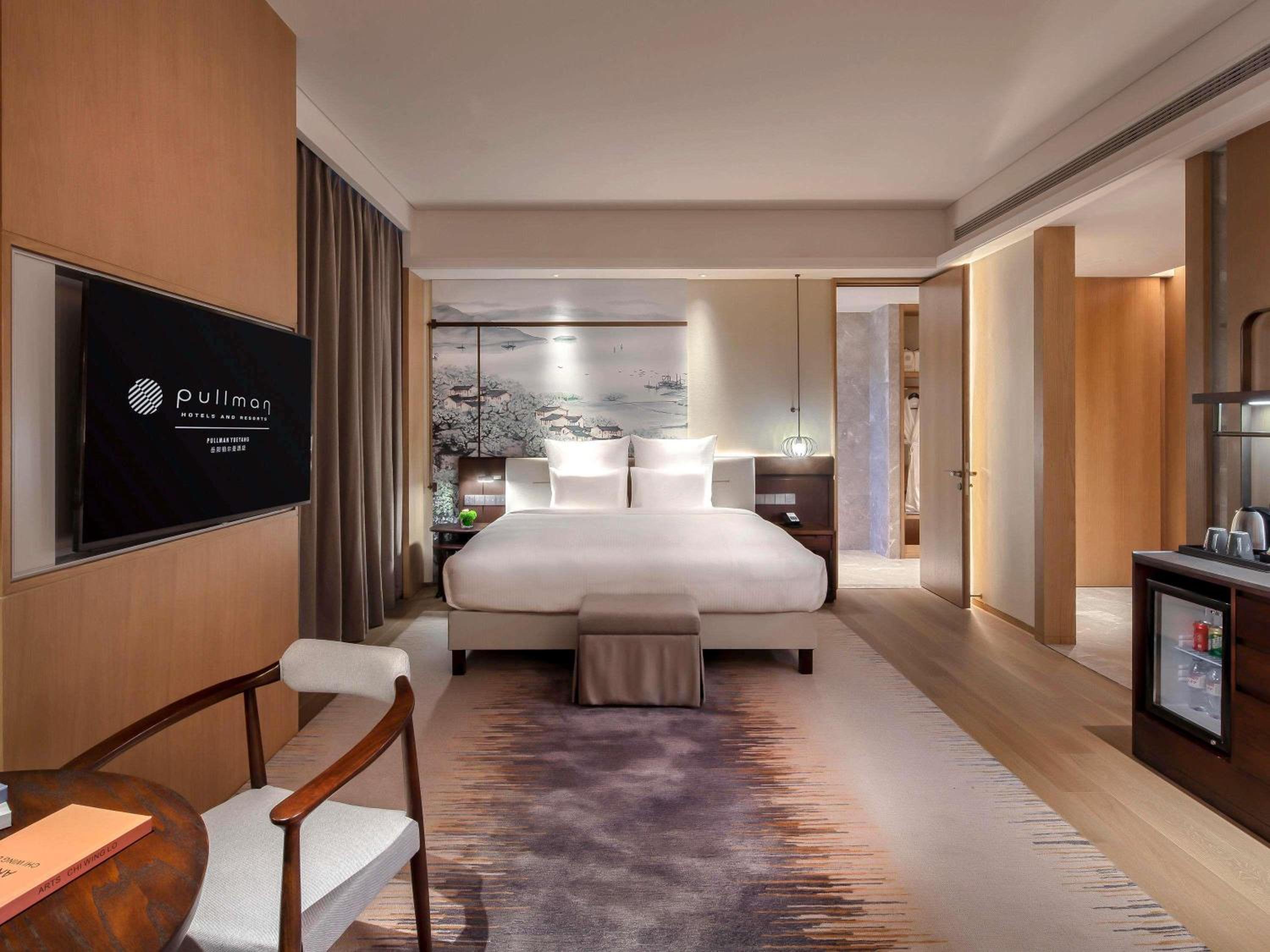Premium, Deluxe, Suite, King Bed, Lounge Access