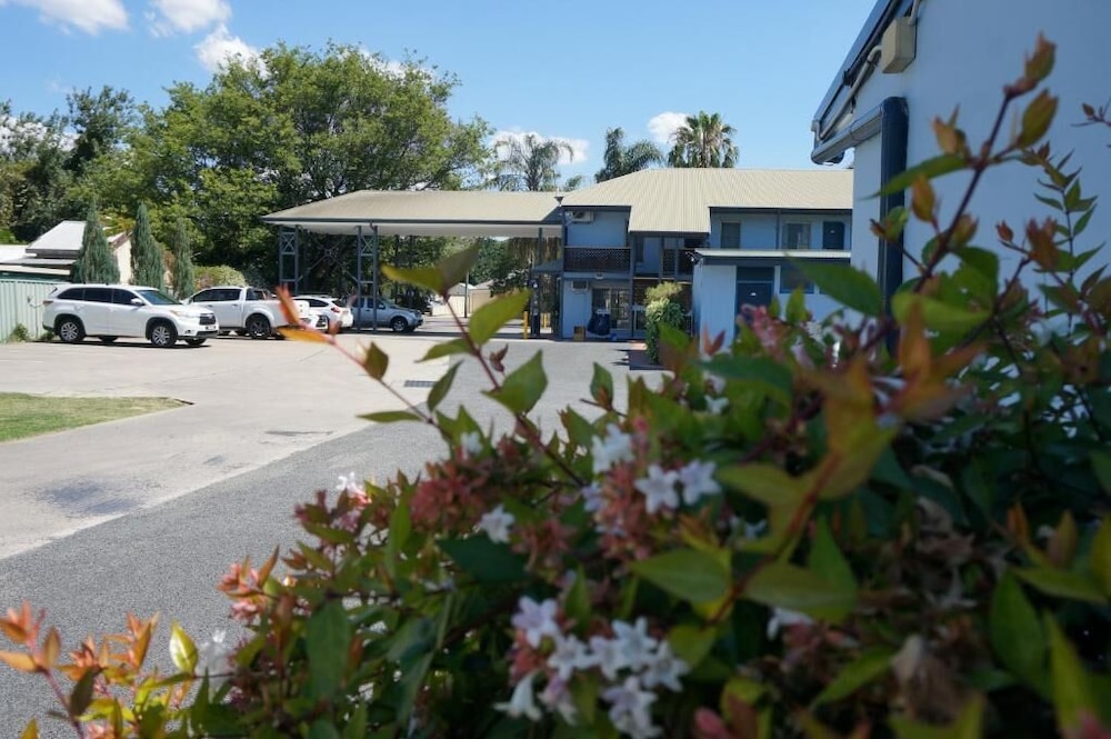 Colonial Motel 8/53