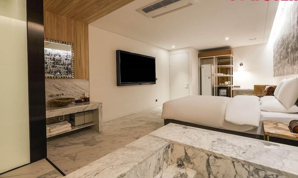 Guwol Hotel Bay 204 7/29