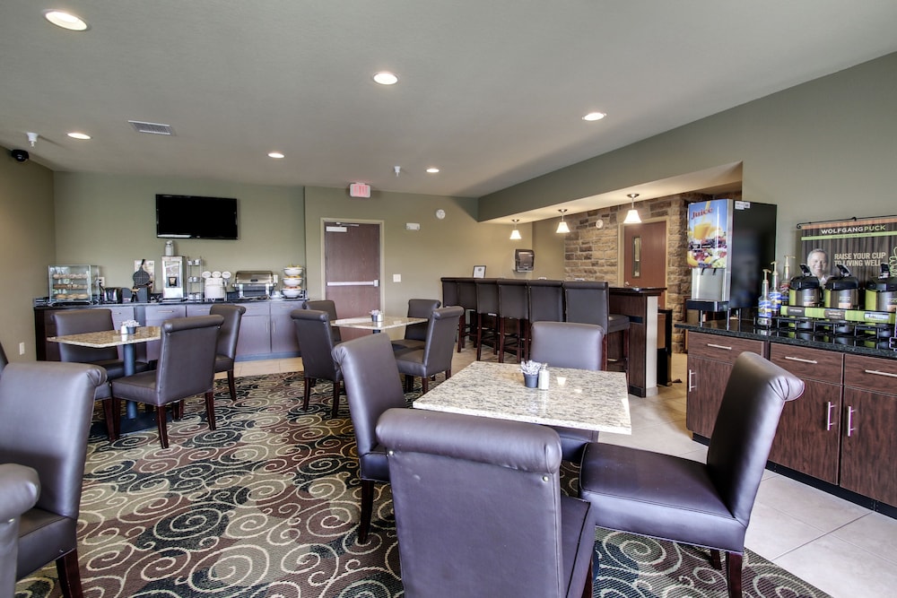 Cobblestone Inn and Suites Avoca 28/40