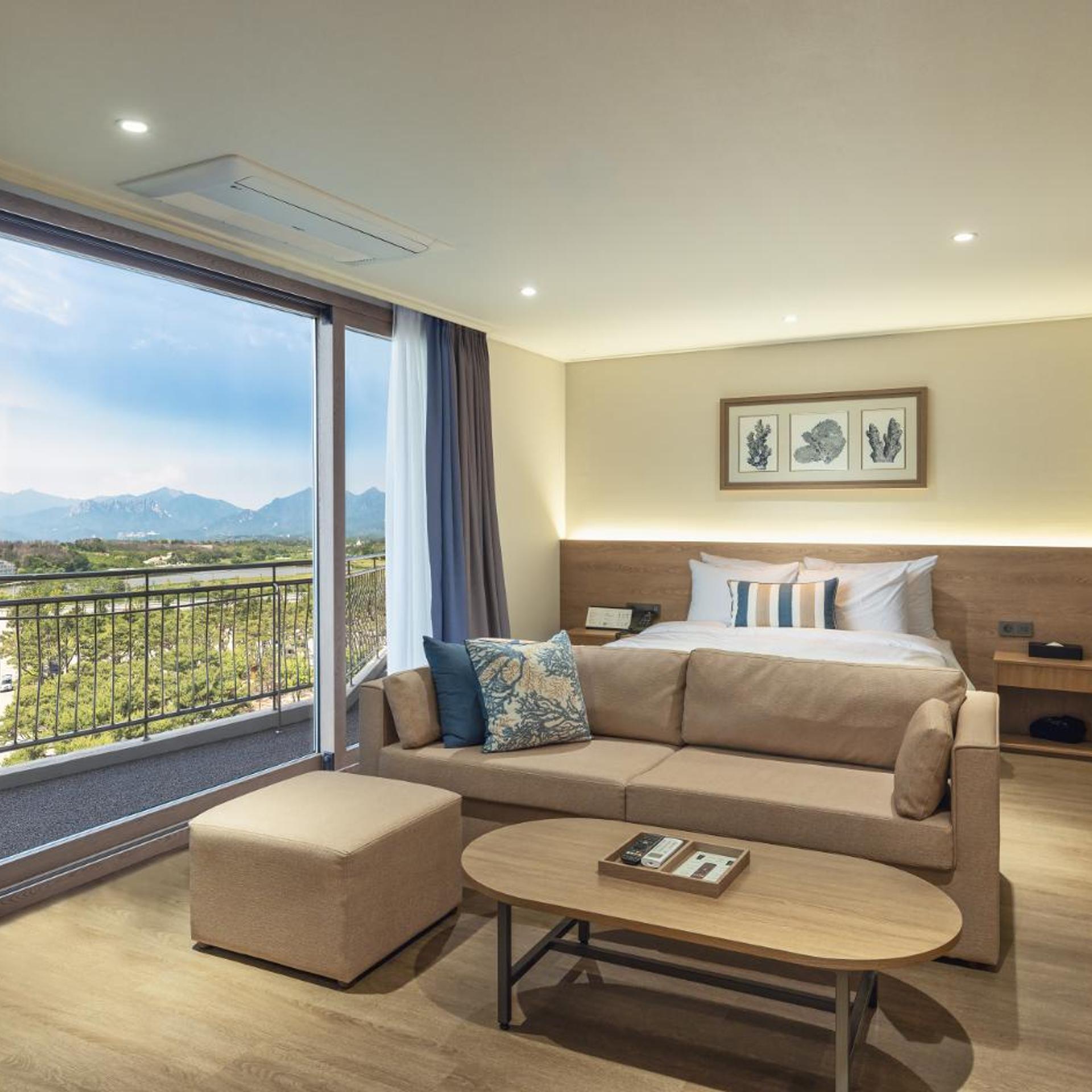 Kensington, Renovated, Studio, Mountain View