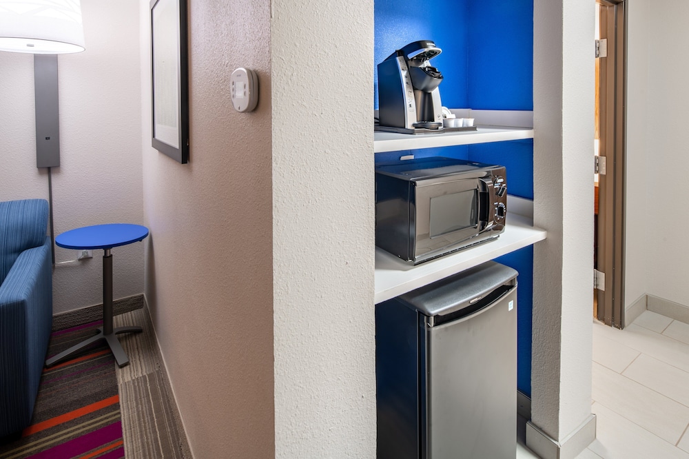 Holiday Inn Express Suites N Waco Area West 32/51