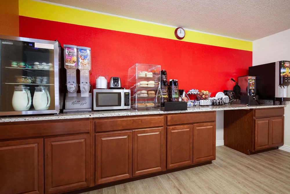 Super 8 by Wyndham Colorado Springs/Afa Area 4/19