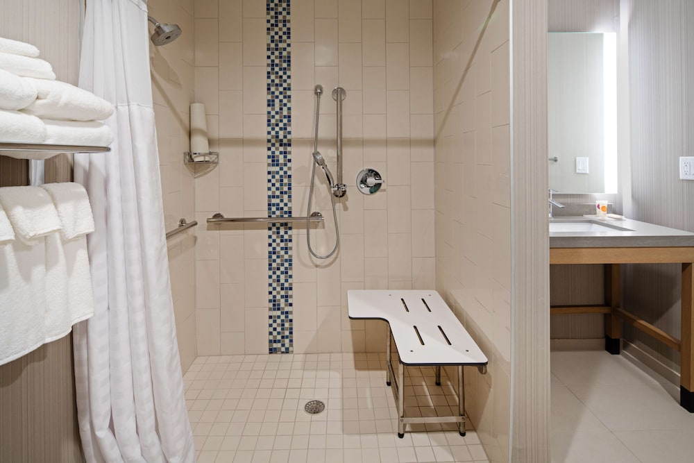 Hyatt Place Bakersfield 45/46