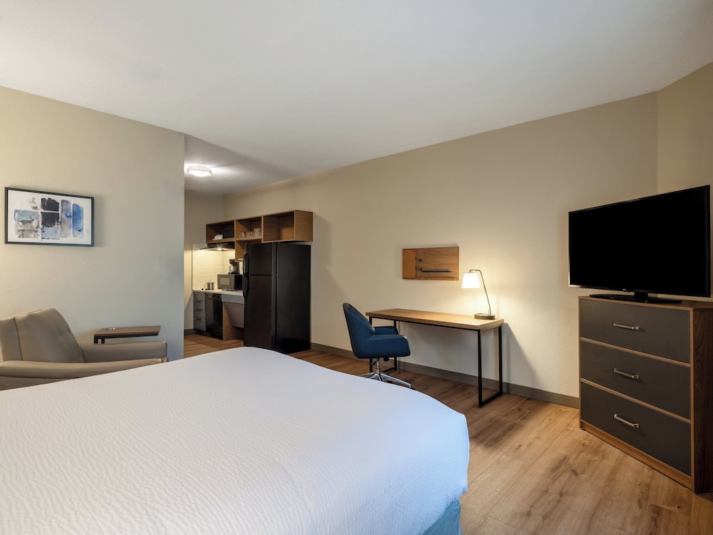 Studio, Queen Bed, Accessible