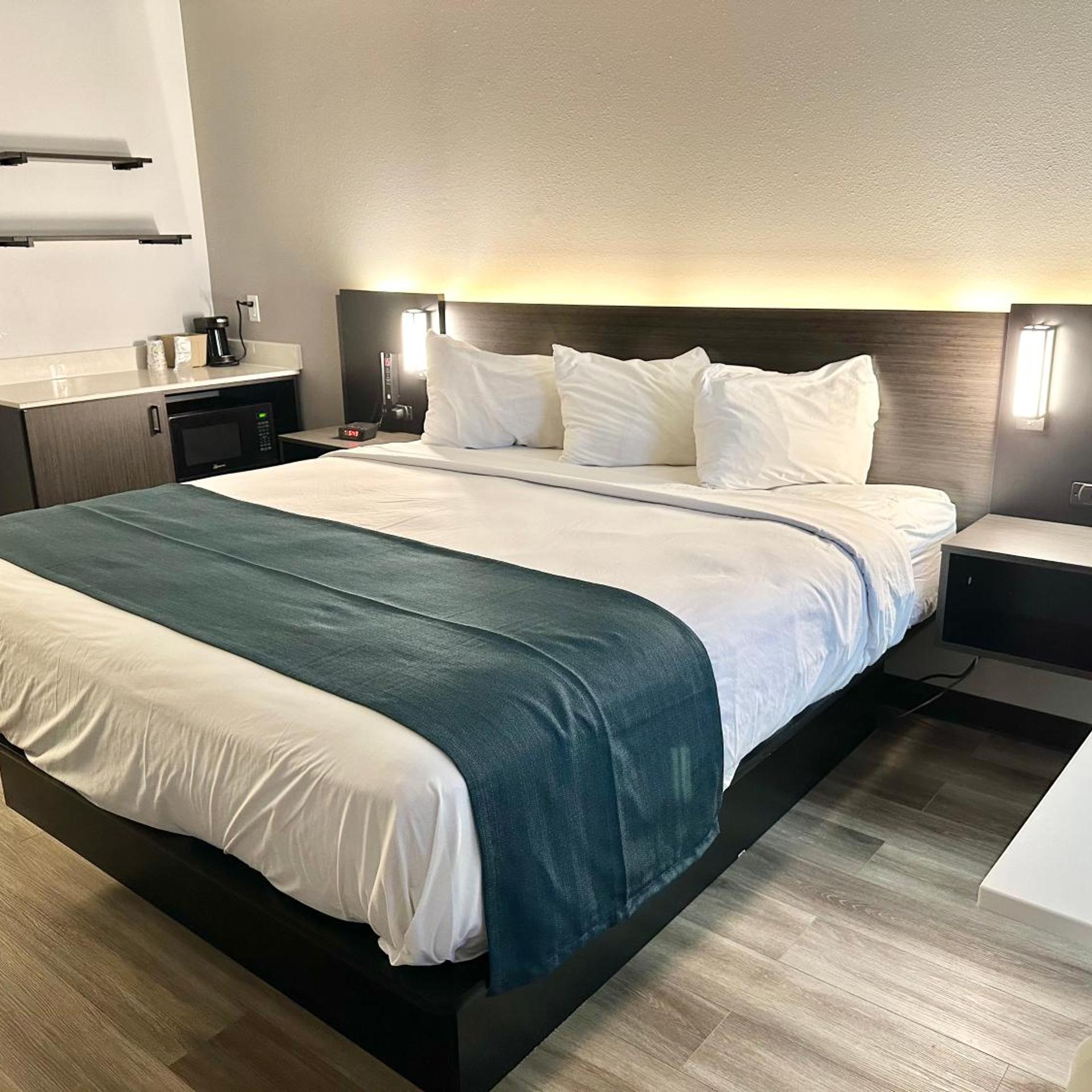 ROOM, KING BED