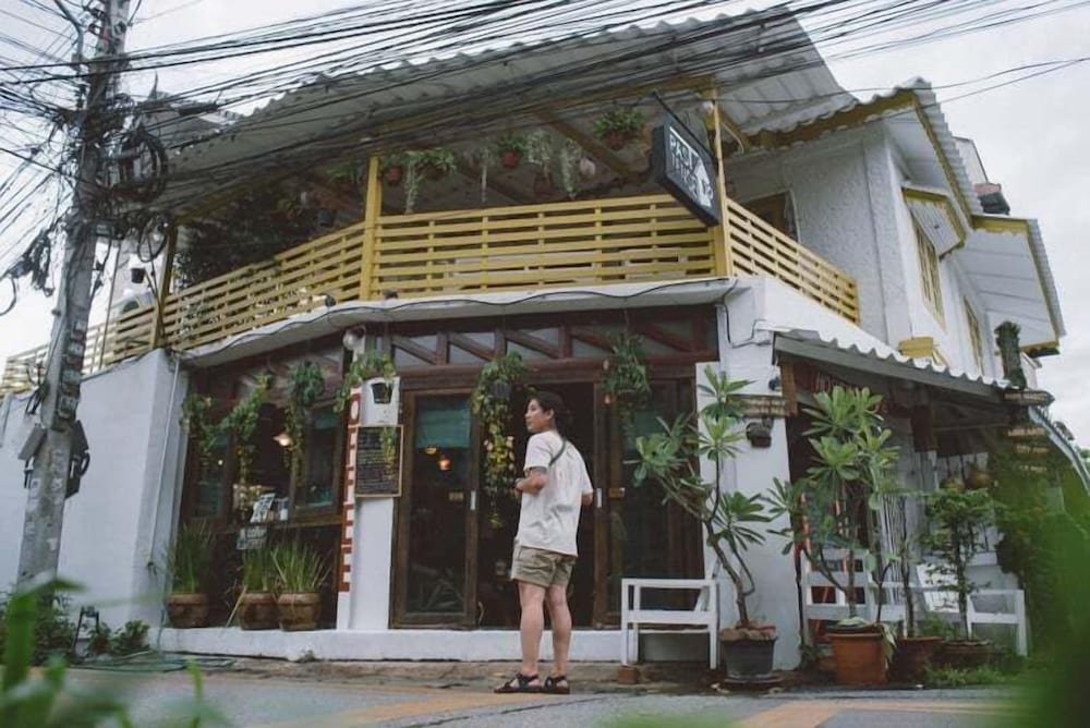 Past Tense Hostel 3/50