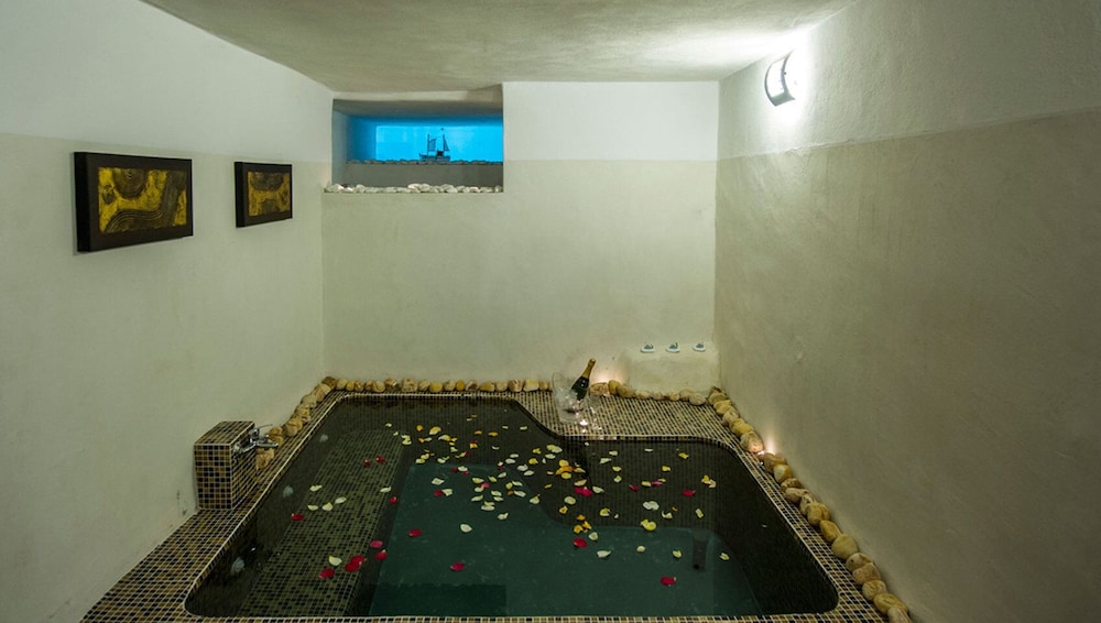 Afrodite Hotel 36/80
