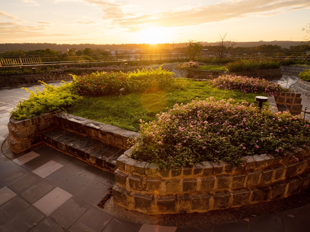 Fame Hall Garden Hotel 68/72