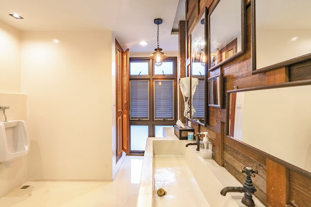 Siam Plug In Hostel 48/50