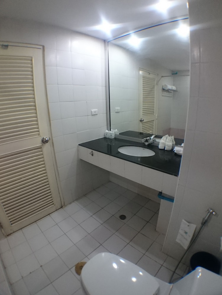 Ton Koon Hotel 44/46
