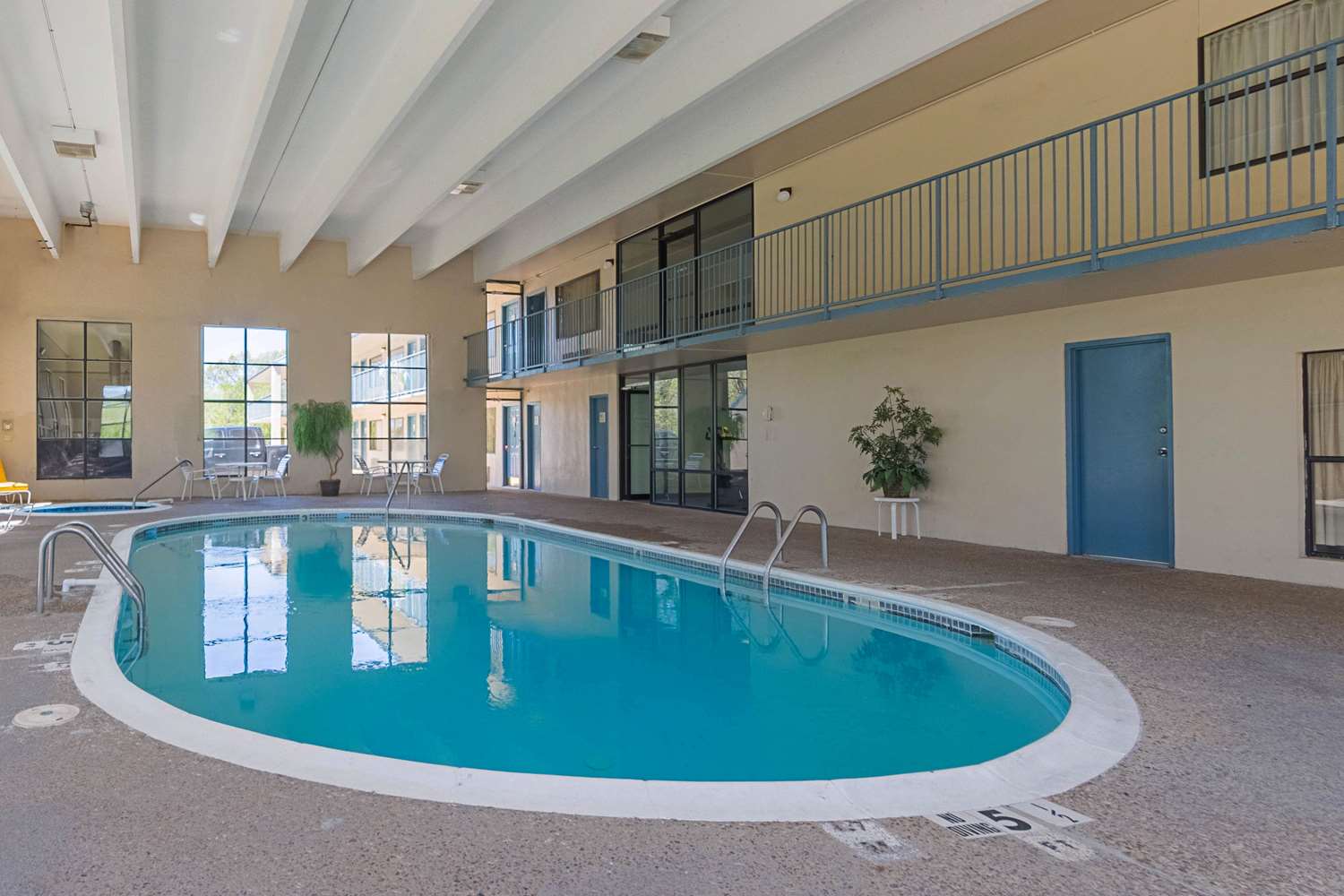 Eco Lodge Inn & Suites Bentonville near I 49 10/17
