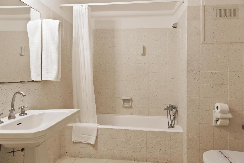 Comfort 2+1، Hotel Roger de Flor by Seleqtta 7/9