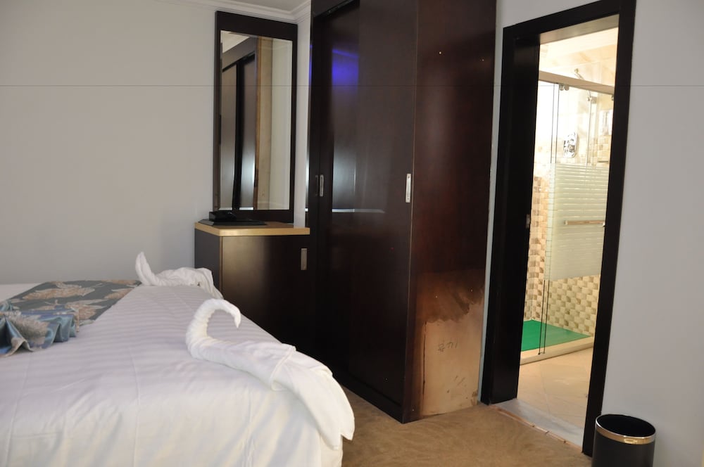 ROOM, KING BED