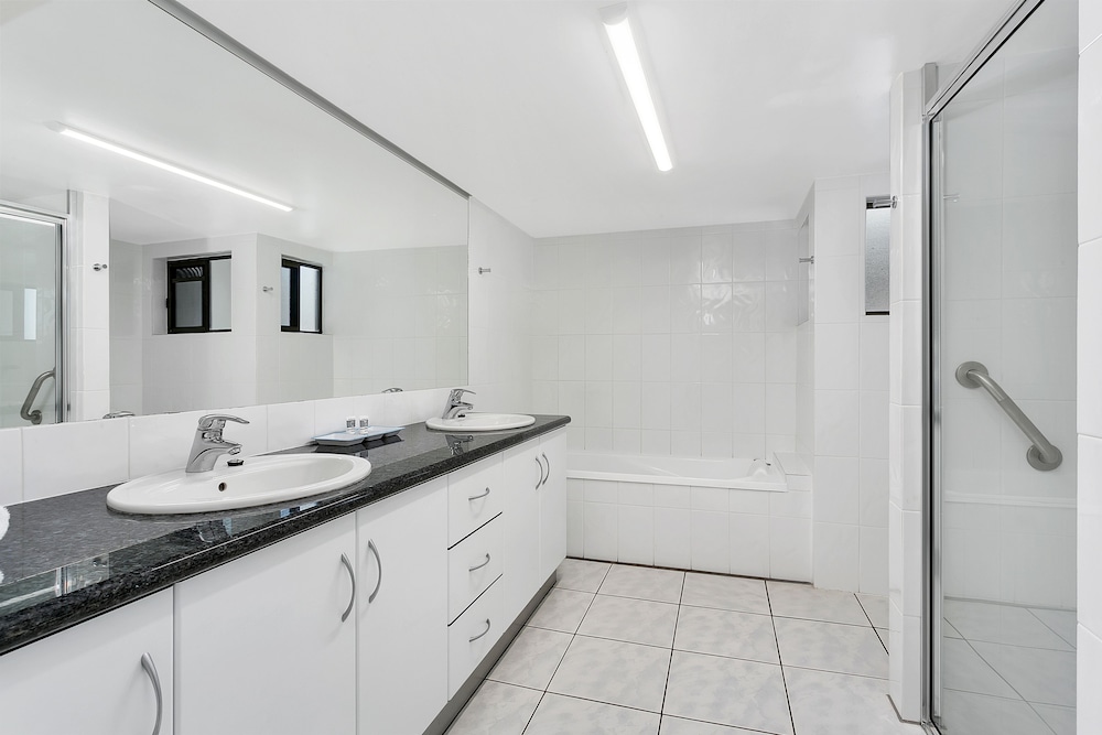 Roydon Beachfront Holiday Apartments 50/50
