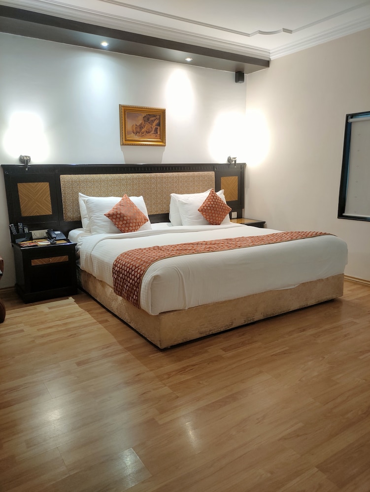 SRM HOTEL 8/41