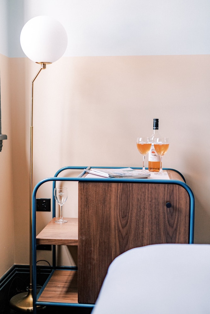 HOTEL STEYNE 38/50
