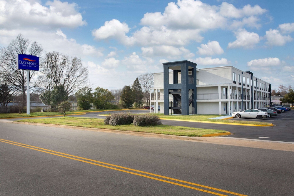 Clarion Pointe Charlotte 50/57