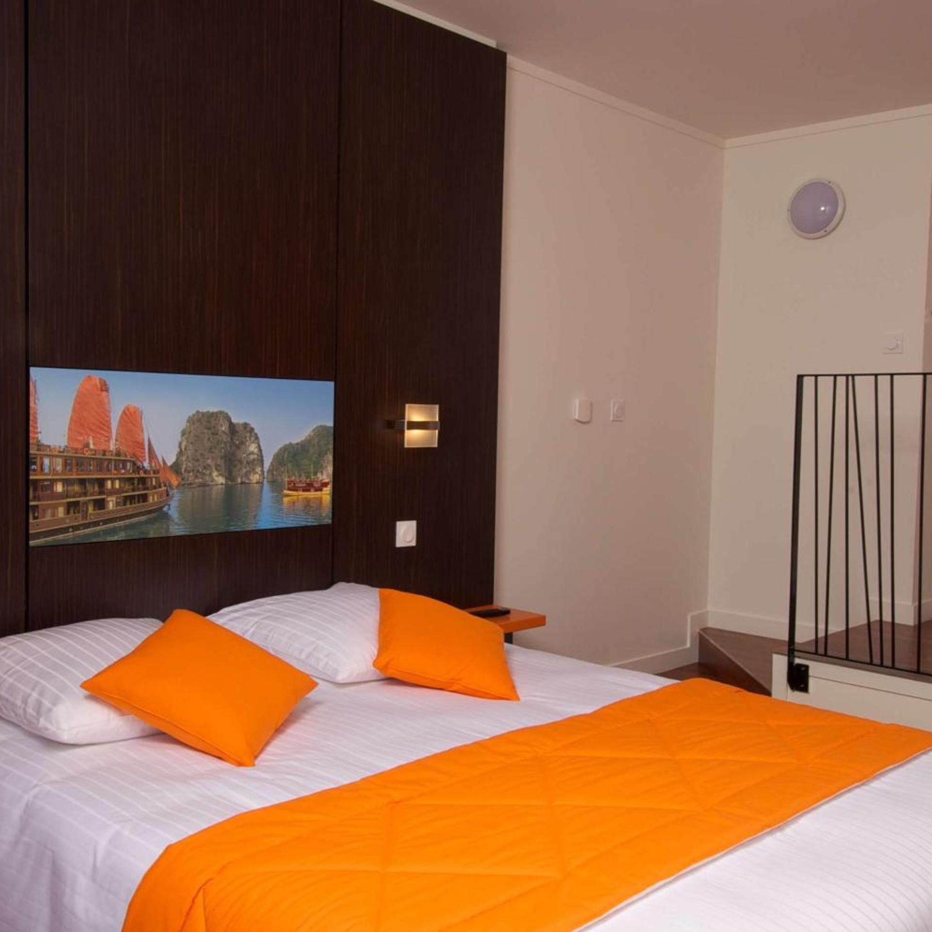 Superior, Queen Bed, Lateral Side Sea View