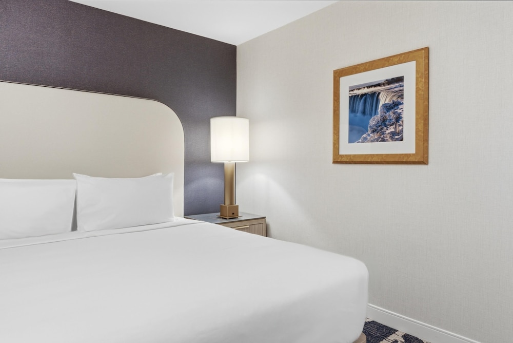 Room, 3 Queen Beds, City View, Embassy Suites By Hilton Niagara Falls Fallsview 2/5