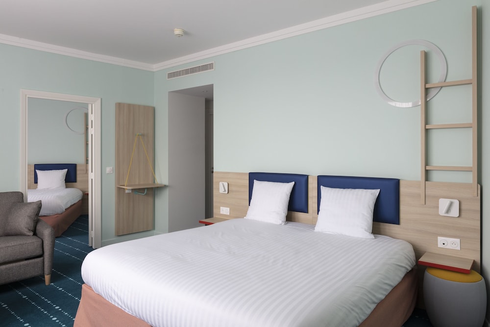 Grand Magic Hotel (ex Magic Circus) 26/86