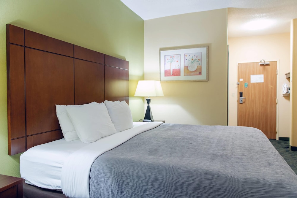 غرفة بسرير كينج لذوي الإعاقة، Quality Inn & Suites Bloomington I-55 and I-74 4/4