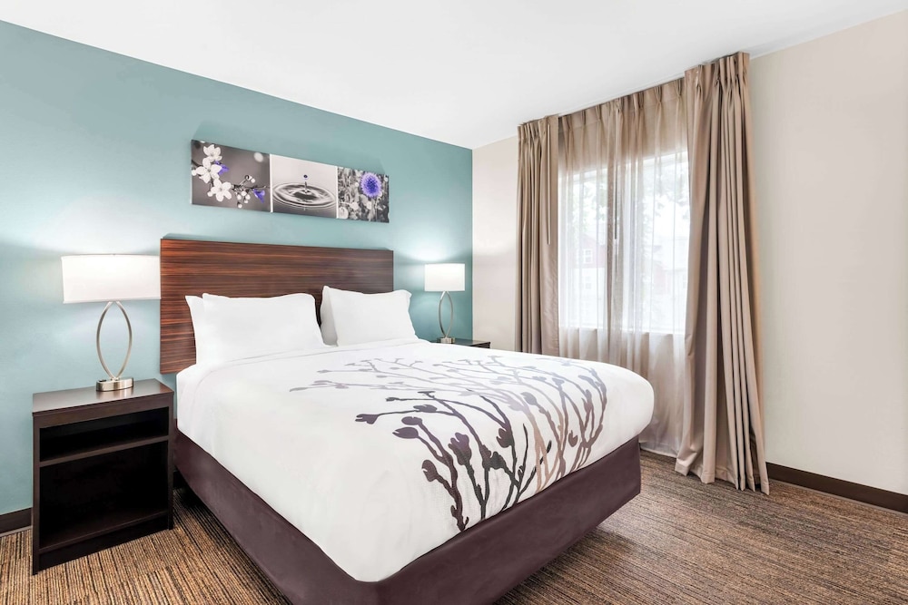 ROOM, QUEEN BED, ACCESSIBLE