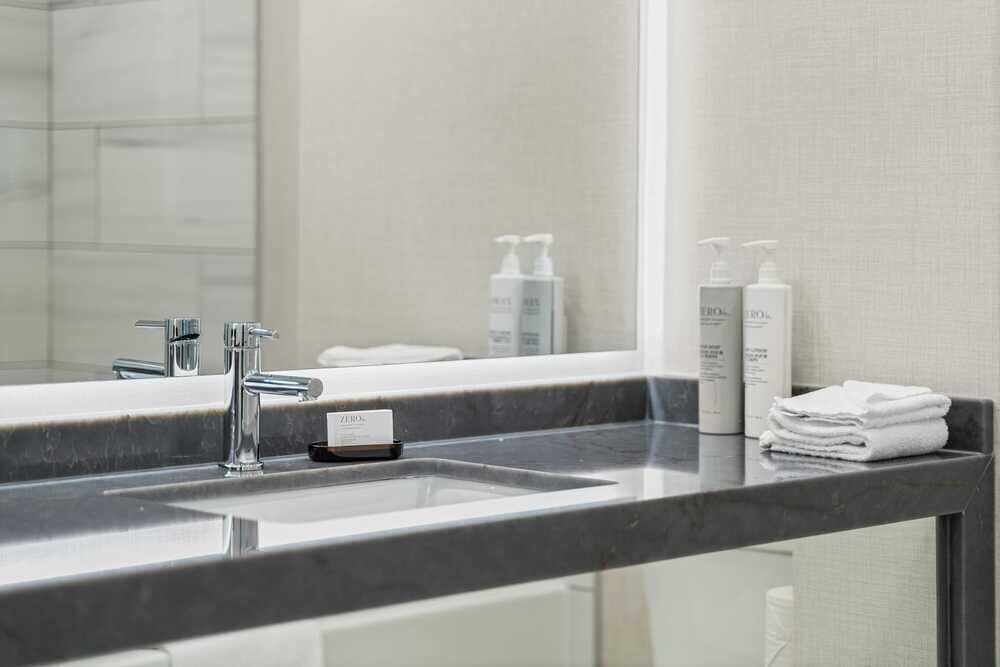 Room, 2 Queen Beds, Falls View, Sofa، Embassy Suites By Hilton Niagara Falls Fallsview 2/2