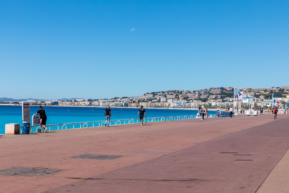 Hotel Beau Rivage 72/77