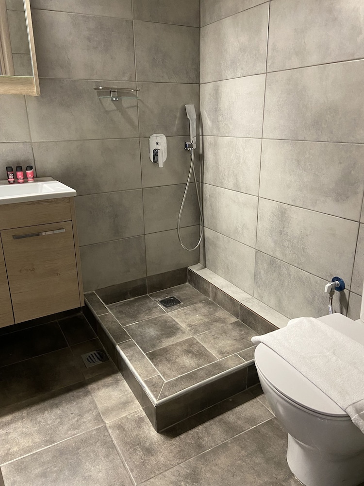 Connect Studios & Apartments 45/47