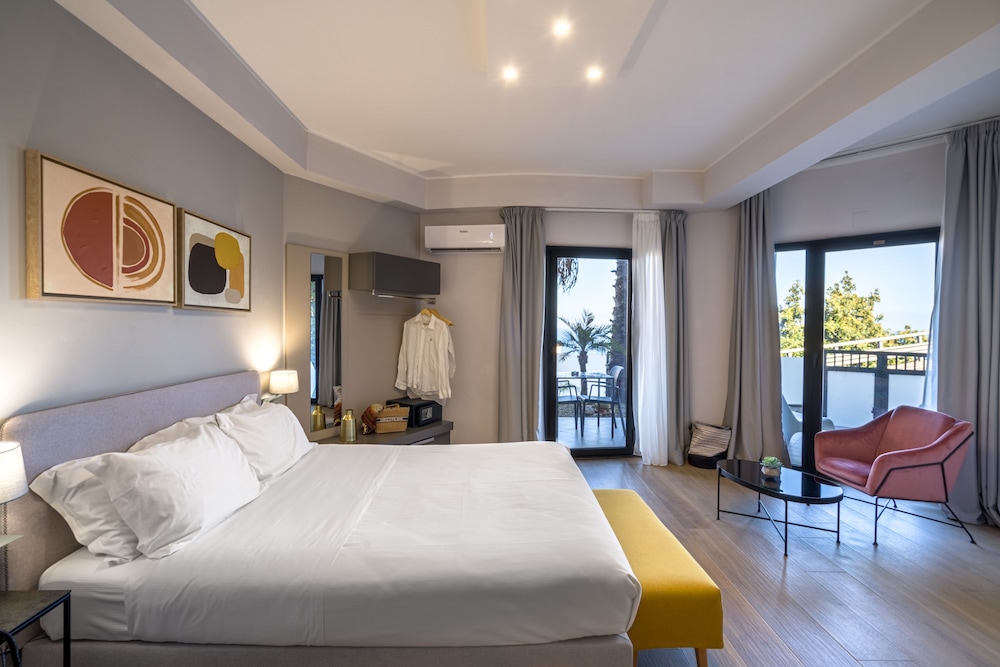 ROOM, DOUBLE BED, PARTIAL SEA VIEW