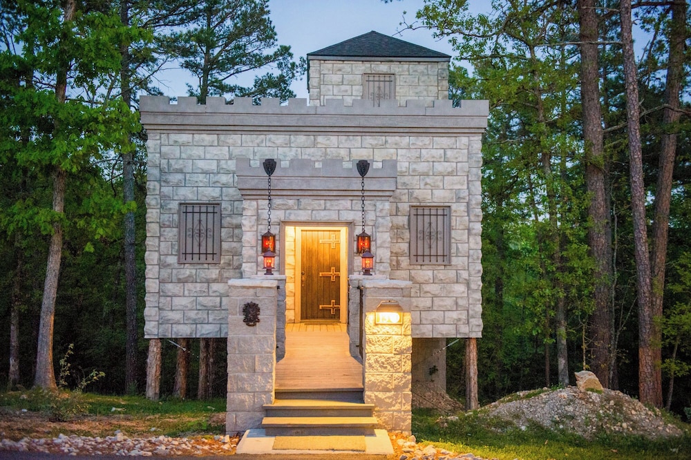 Eureka Springs Treehouses, Hobbit Caves &amp; Castles 2/52