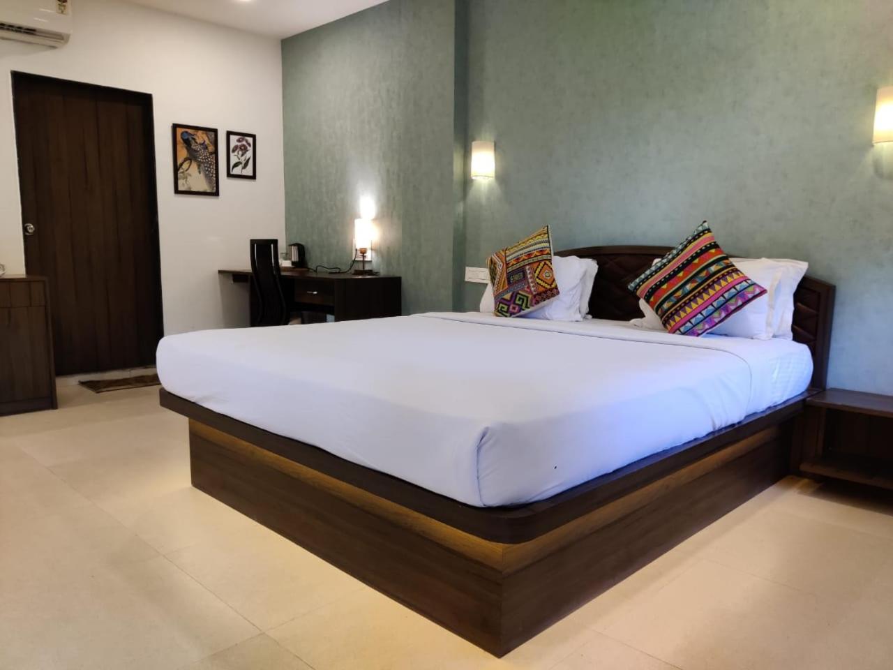 Hiranya Resorts 4/45