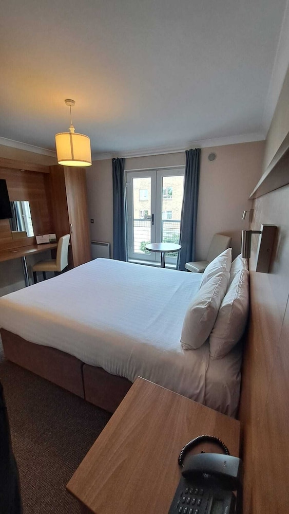 Riverside Hotel 17/50