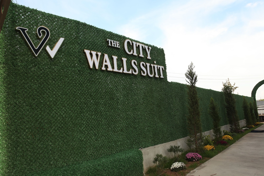 The City Walls Suit Hotel 38/44